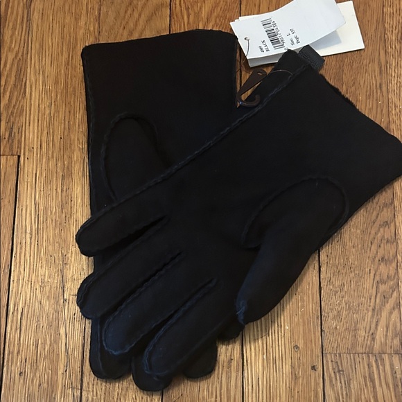 UGG Men's Classic Black Gloves - Picture 5 of 6